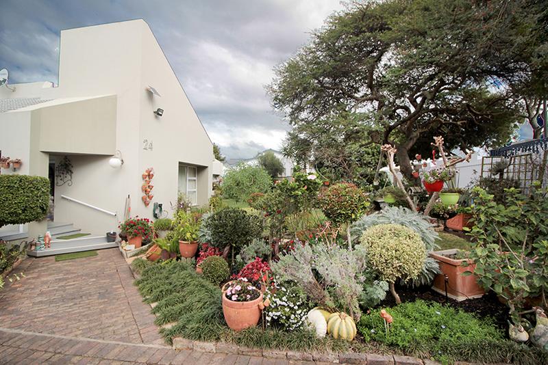 4 Bedroom Property for Sale in Hartenbos Heuwels Western Cape